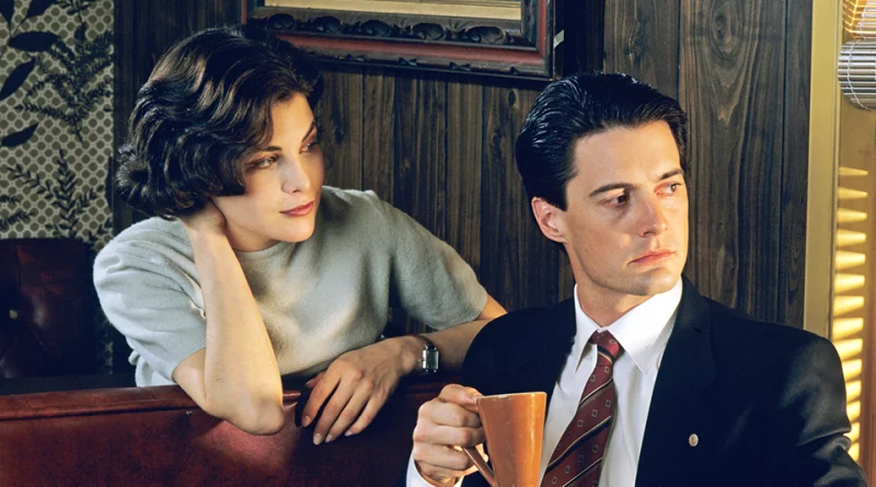 A MUBI promove sessão gratuita de Twin Peaks no Cine Marquise, em São Paulo, com exibição dos dois primeiros episódios da série original de 1990. Ingressos devem ser retirados 1h antes.