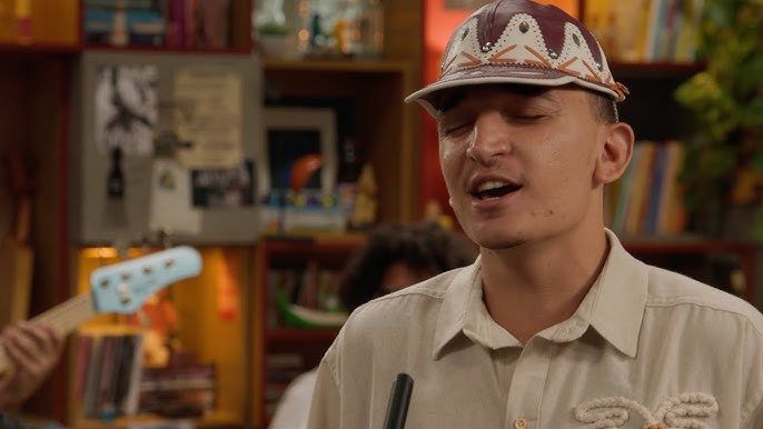 João Gomes inaugura o Tiny Desk Brasil em apresentação gravada no Google SP, numa celebração da música autêntica e minimalista.
