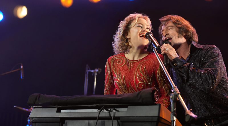 Universal Pictures divulga novo trailer de “Song Sung Blue: Um Sonho a Dois”, drama musical com Hugh Jackman e Kate Hudson sobre recomeços, amor e a força da música. Nos cinemas em 29 de janeiro de 2026.