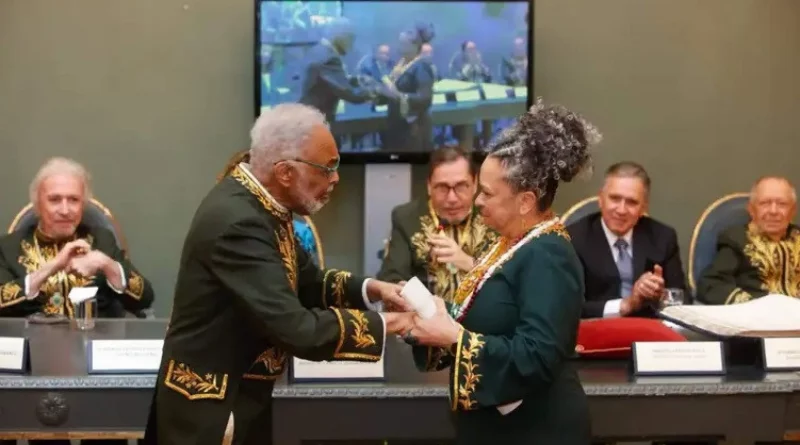 Ana Maria Gonçalves tomou posse da Cadeira 33 da ABL, tornando-se a primeira mulher negra a integrar a instituição em seus 128 anos.