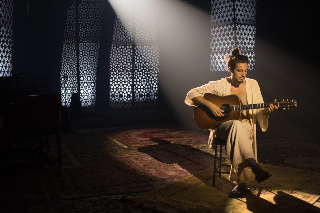 Tiago Iorc durante a gravação do Acústico MTV.