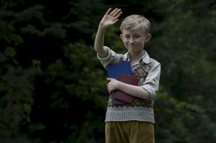 Charlie (Gregor Selkirk), filho de Lydia (Holliday Granger), narra a história da mãe.