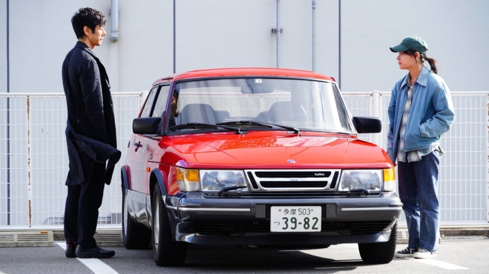 Hidetoshi Nishijima e Toko Miura em cena de Drive My Car