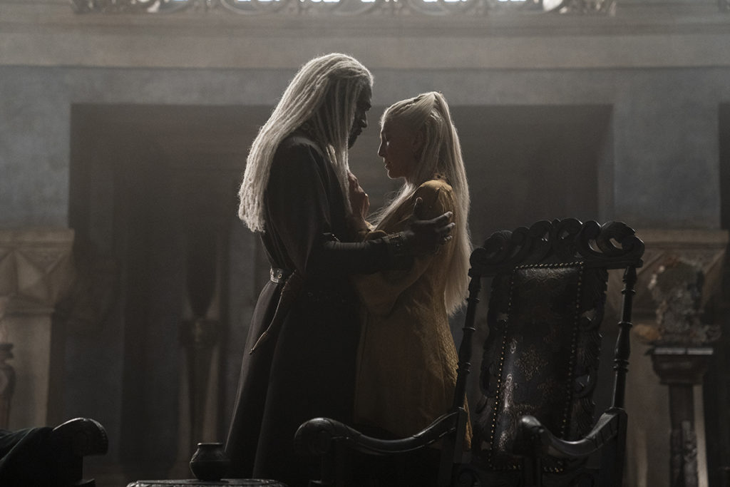 Lorde Corlys Velaryon (Steve Toussaint) e Princesa Rhaenys Targaryen (Eve Best) em House Of The Dragon