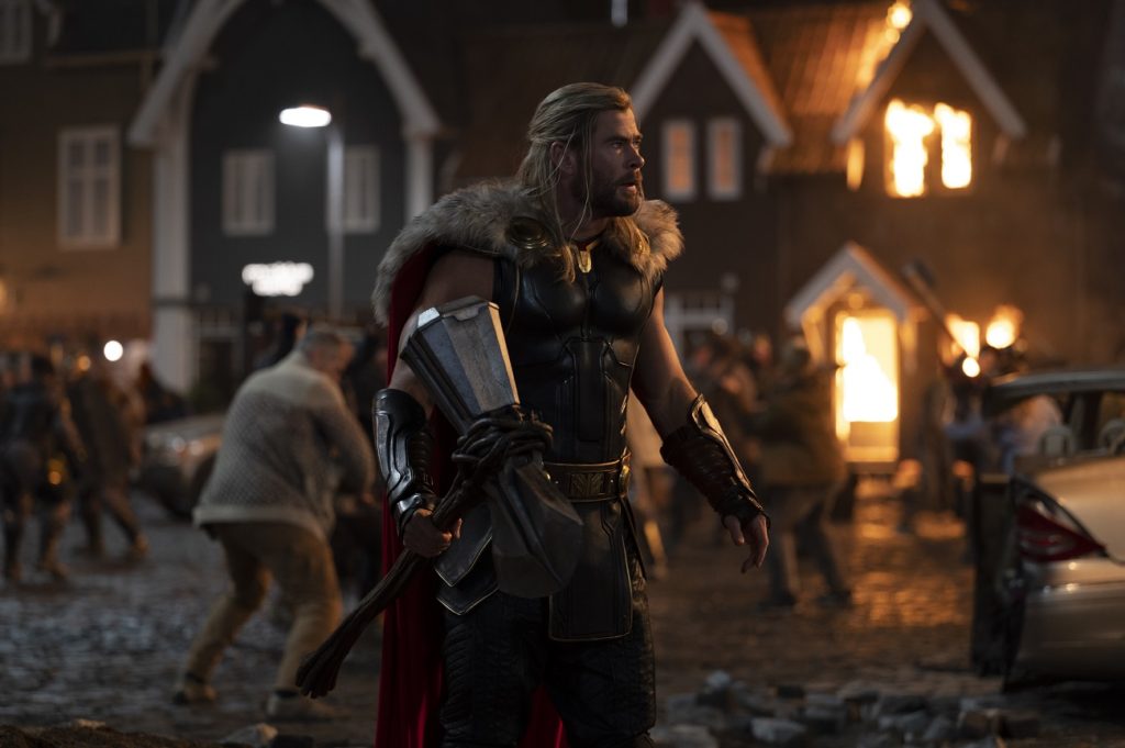 Chris Hemsworth volta como Thor