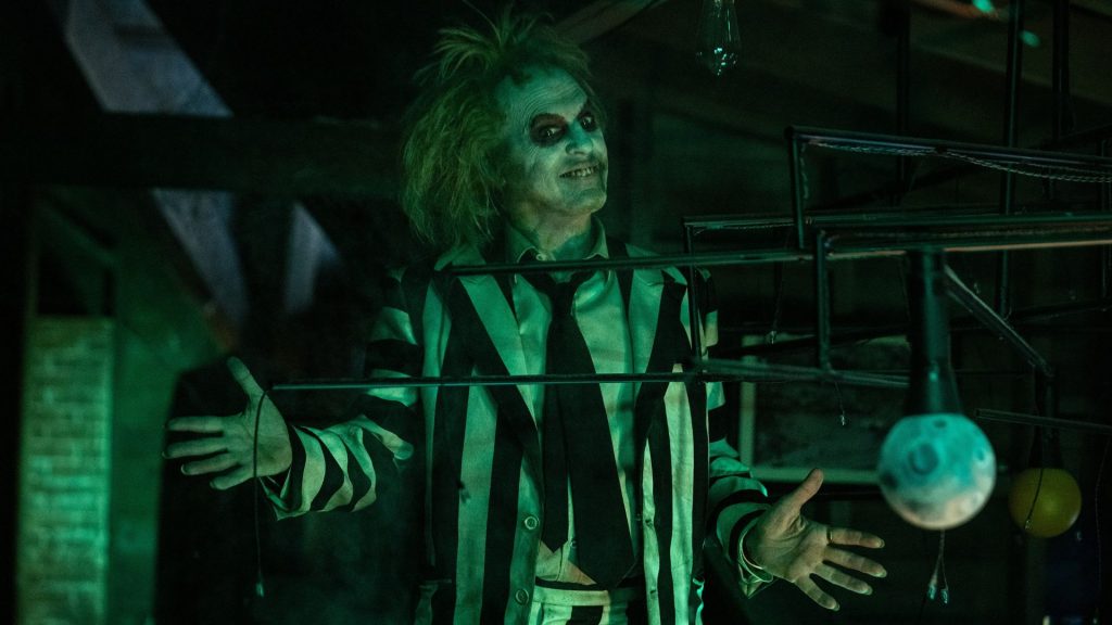 Michael Keaton dispensa apresentações em Os Fantasmas Ainda se Divertem: Beetlejuice Beetlejuice e as obsessões de Tim Burton