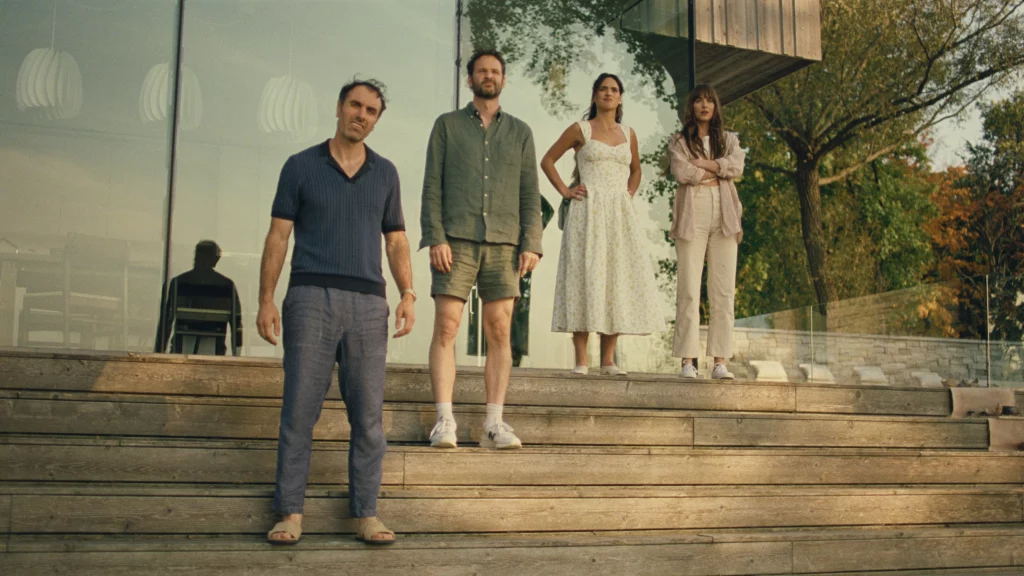 Dakota Johnson e Adria Arjona estrelam Amores à Parte, comédia provocativa sobre amor e liberdade afetiva, que estreia em agosto nos cinemas brasileiros.