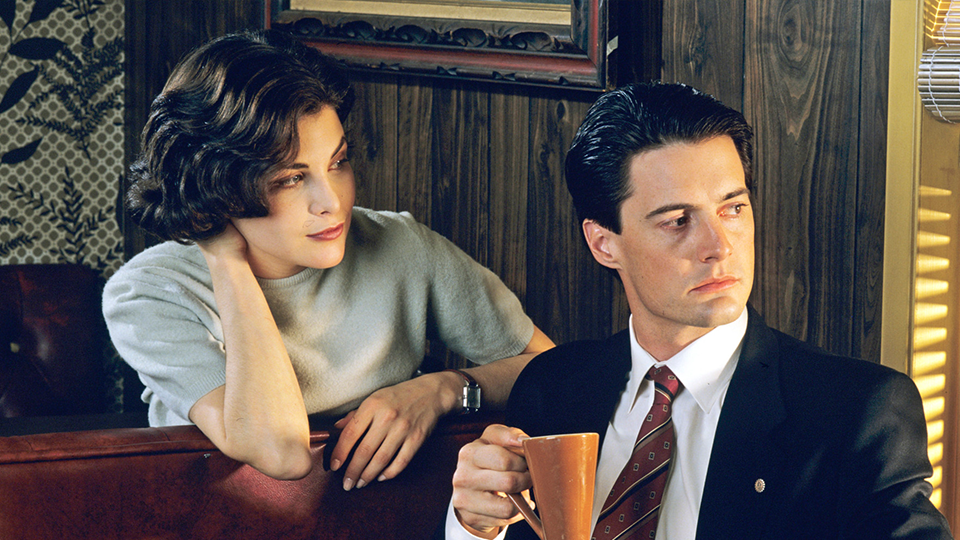 A MUBI promove sessão gratuita de Twin Peaks no Cine Marquise, em São Paulo, com exibição dos dois primeiros episódios da série original de 1990. Ingressos devem ser retirados 1h antes.